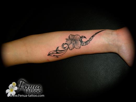 15a°) tatouage polynesien avec dauphin et hibiscus en points